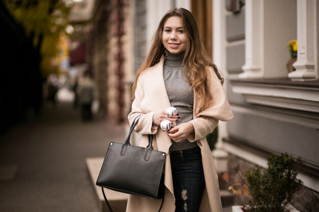 Femme avec un sac