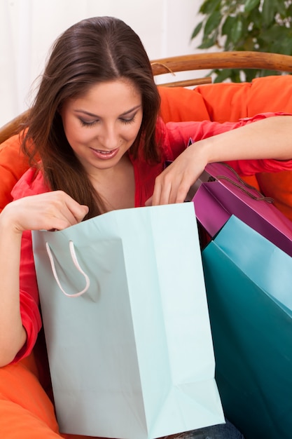 Femme avec des sacs à la maison