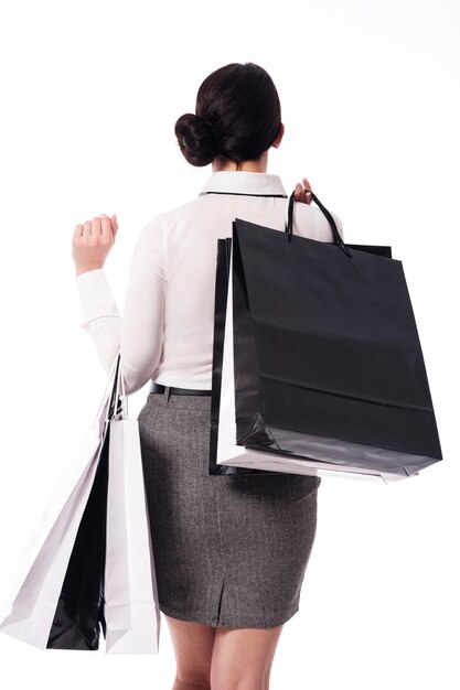 Femme avec des sacs noirs. Temps de magasinage!