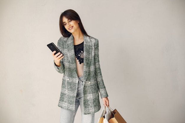 Femme avec des sacs à provisions sur fond blanc