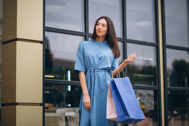 Femme avec des sacs à provisions