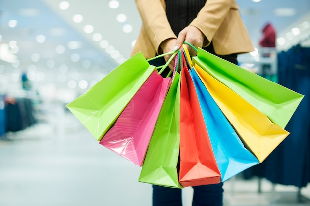 Femme avec des sacs à provisions