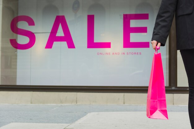Femme, sacs shopping, vente, lettrage