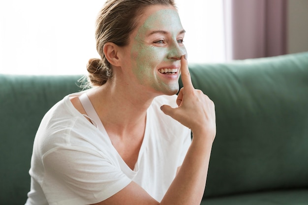 Femme, à, sain, masque facial, sourires