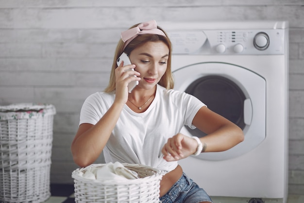 Femme, salle bains, lavage, mashine