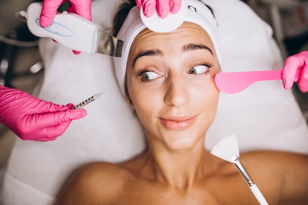 Femme un salon de beauté faisant des interventions esthétiques