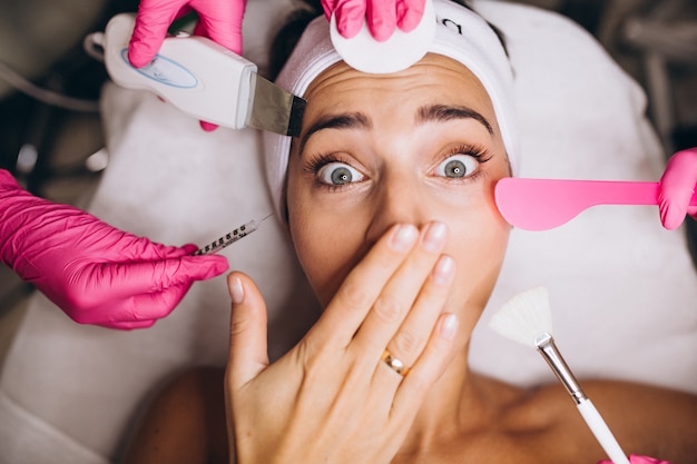 Femme un salon de beauté faisant des interventions esthétiques