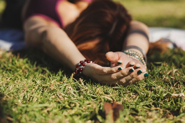 Femme sans visage couché sur l&#39;herbe