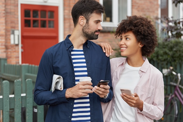 Une femme satisfaite et son petit ami de différentes nations échangent des numéros de téléphone