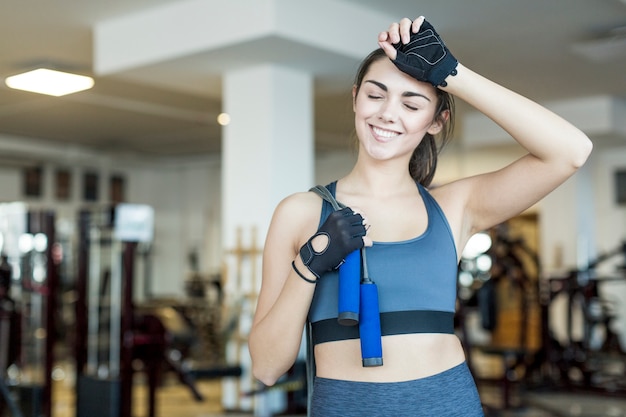 Photo gratuite femme avec saut à la corde, essuyant le visage