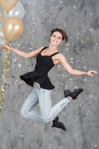 Photo gratuite femme sautant avec des ballons