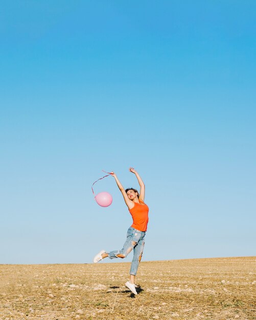 Femme sautante avec ballon