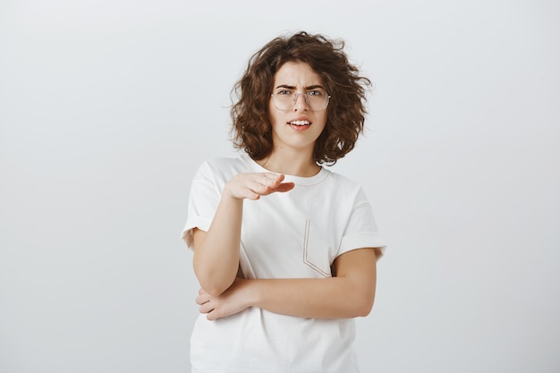 Femme sceptique et déçue, serrant la main dans le déni, refusant ou rejetant l'idée, fronçant les sourcils d'aversion