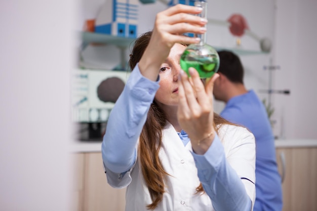 Femme scientifique d'âge moyen faisant de la recherche dans l'industrie agricole. Essais scientifiques.