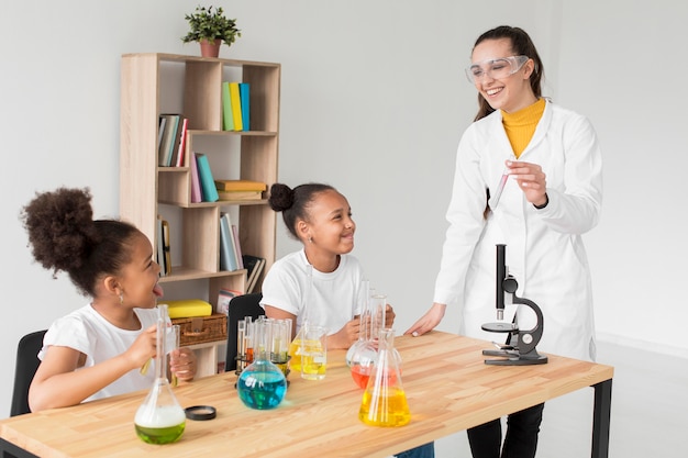 Femme scientifique enseignant aux filles la science