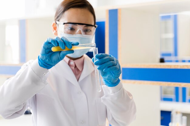 Femme scientifique en laboratoire avec masque médical