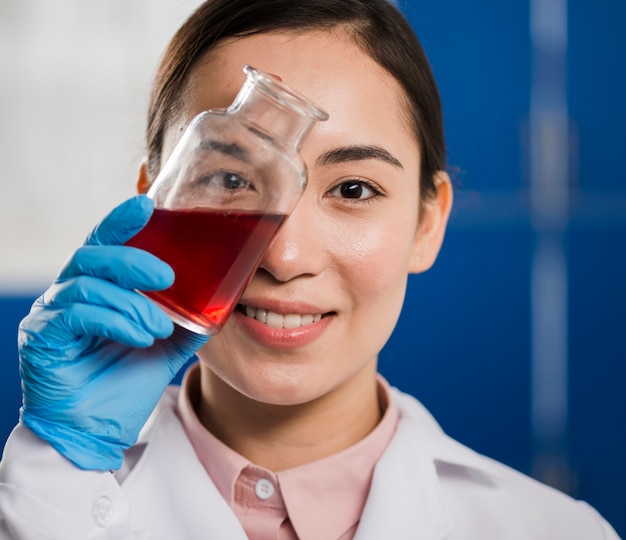 Femme, scientifique, tenue, laboratoire, substance