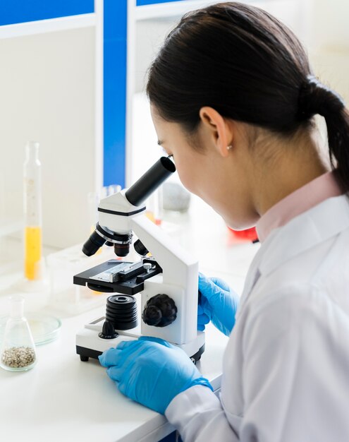 Femme scientifique travaillant dans le laboratoire