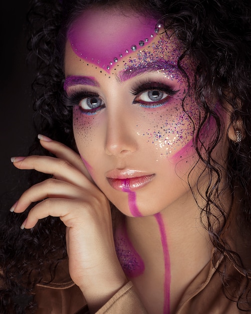 Femme, scintillant, rose, maquillage