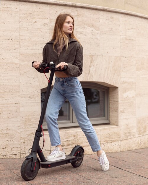 Femme sur scooter électrique à l'extérieur