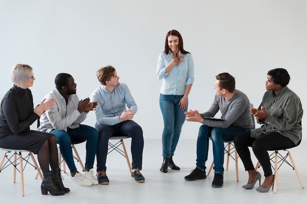 Photo gratuite femme se confessant devant d'autres patients