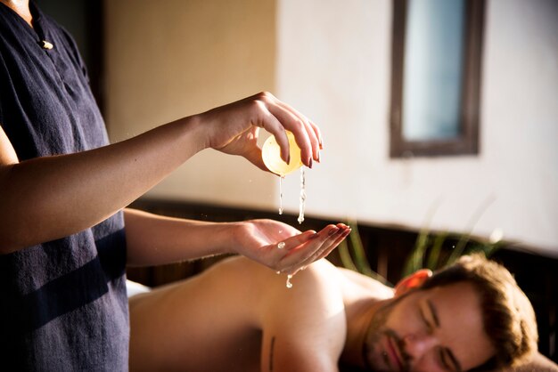 Femme se détendre après un traitement de spa