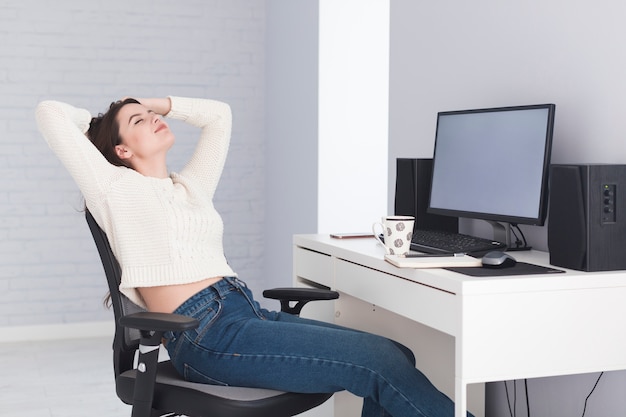 Photo gratuite femme se détendre au bureau