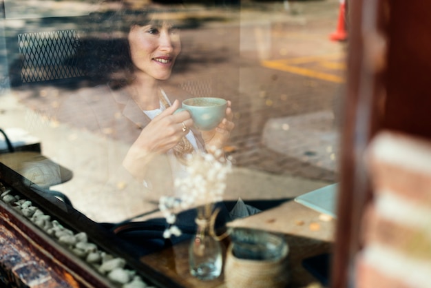 Femme se détendre avec un café au café