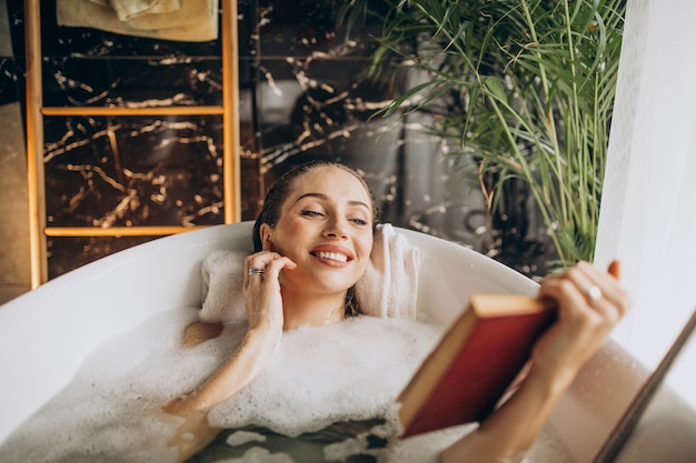 Femme Se Détendre Dans Le Bain Avec Des Bulles