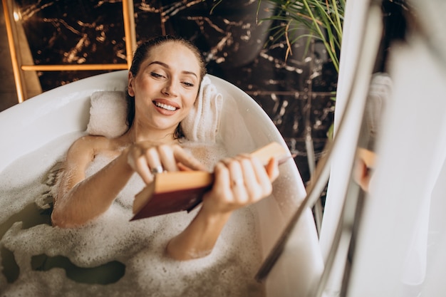 Femme se détendre dans le bain avec des bulles