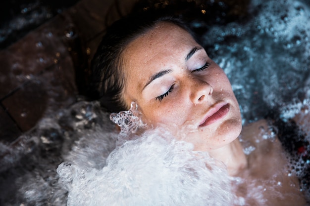 Femme se détendre dans un bain à remous