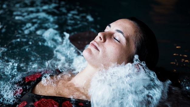 Photo gratuite femme se détendre dans un bain à remous