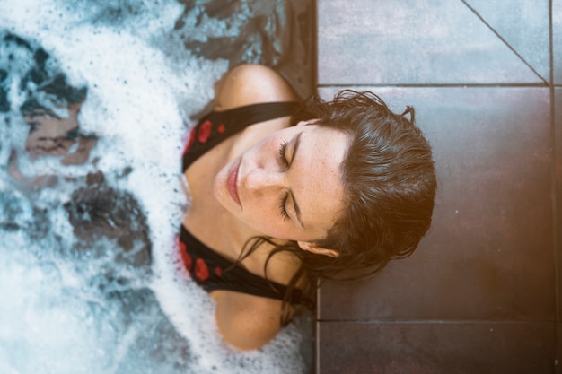 Femme se détendre dans un bain à remous