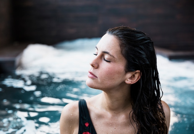 Photo gratuite femme se détendre dans un bain à remous