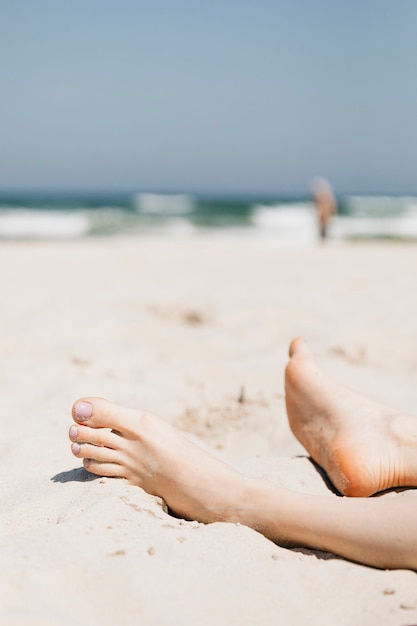 Photo gratuite femme se détendre dans le sable sur une plage