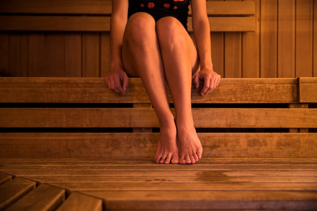Photo gratuite femme se détendre dans un sauna