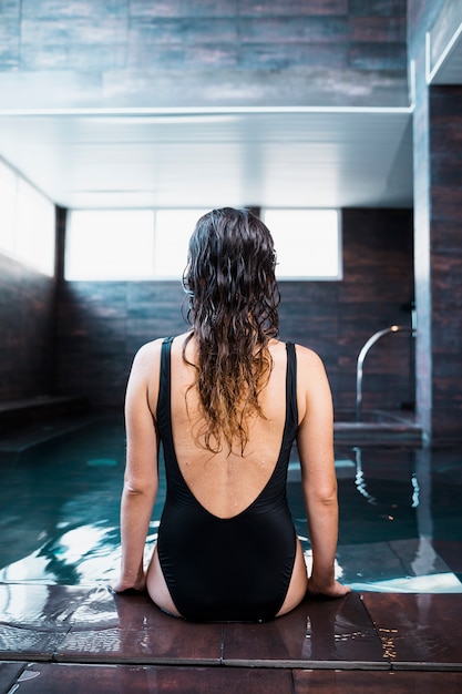 Photo gratuite femme se détendre dans un spa