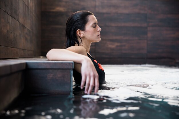 Femme se détendre dans un spa