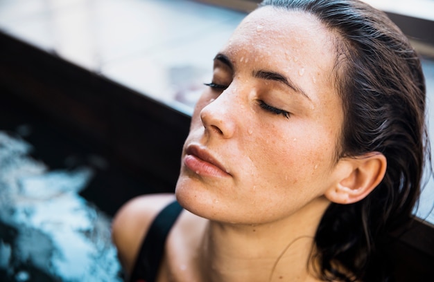 Femme se détendre dans un spa