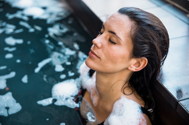 Photo gratuite femme se détendre dans un spa