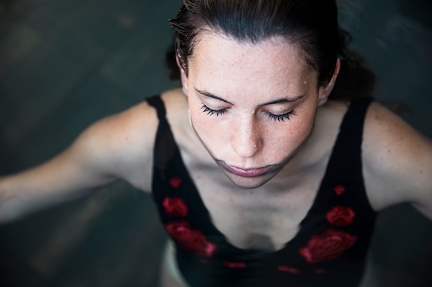 Photo gratuite femme se détendre dans un spa