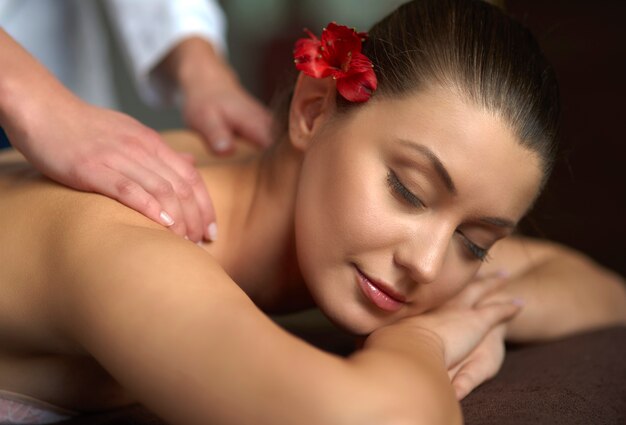 Femme se détendre dans le spa