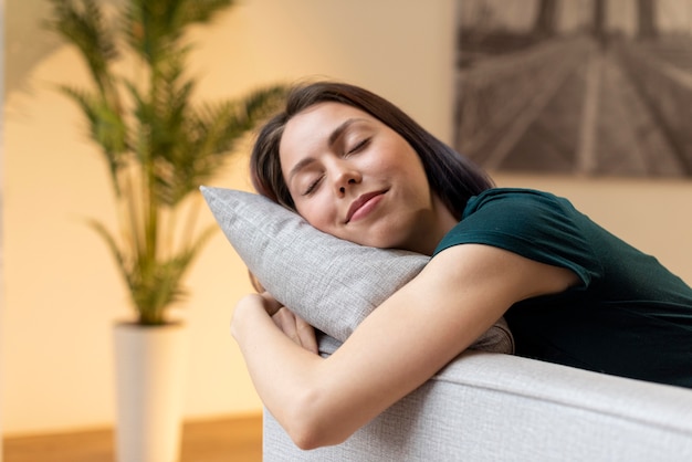 Femme se détendre seule à la maison