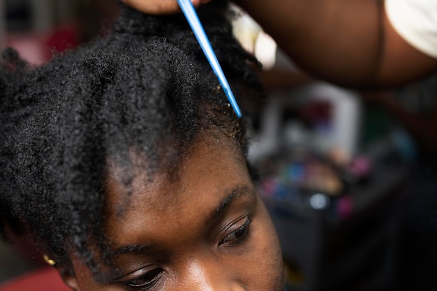 Femme se faire coiffer au salon de beauté