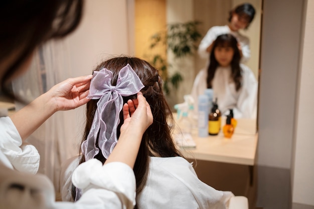 Femme se faisant coiffer chez un coiffeur japonais