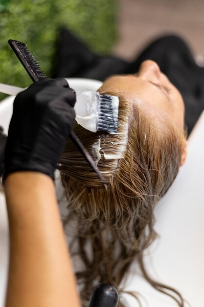 Femme se faisant laver les cheveux au salon de beauté