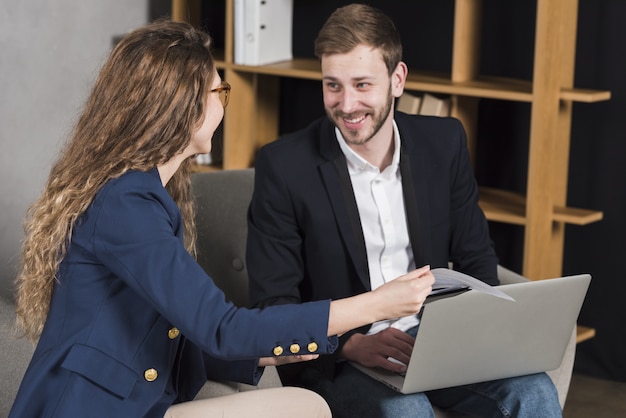 Une femme se fait interviewer par un homme pour un poste