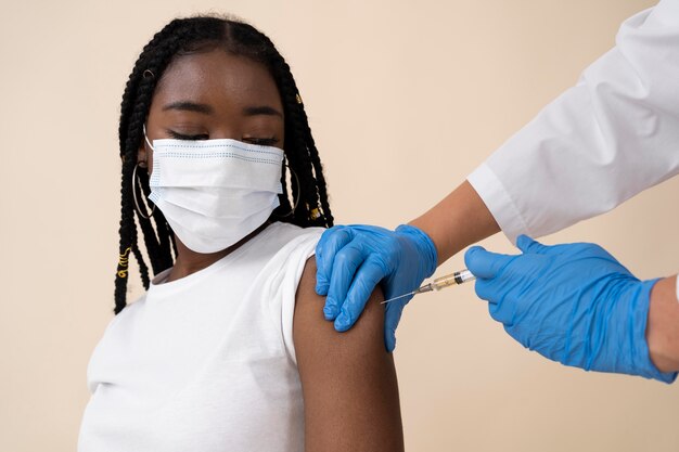 Une femme se fait vacciner