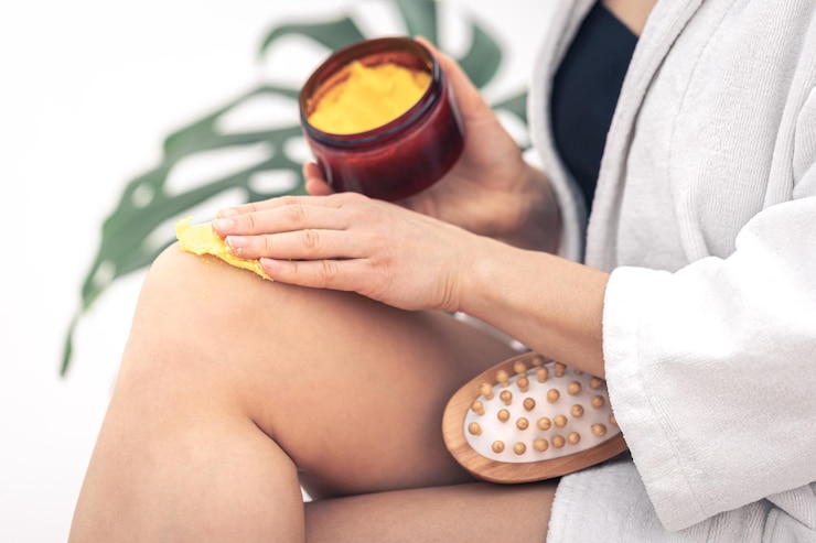 Photo gratuit une femme se frotte le corps avec un gommage corporel