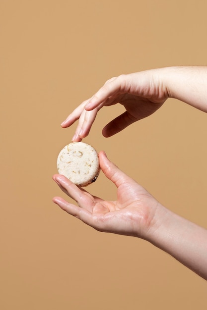 Femme se lavant les mains avec du savon